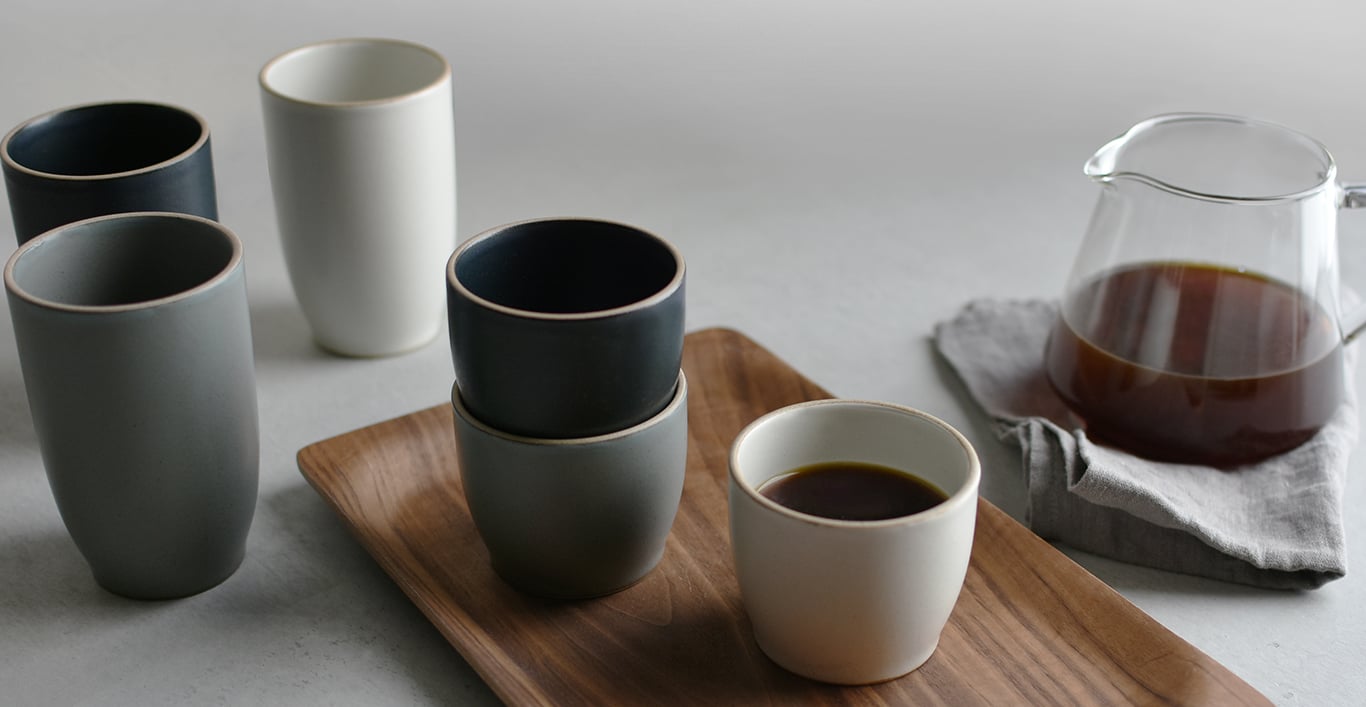  NORI tumblers 200ml on SCS nonslip tray, NORI tumblers 350ml on table and SCS coffee server with coffee inside  