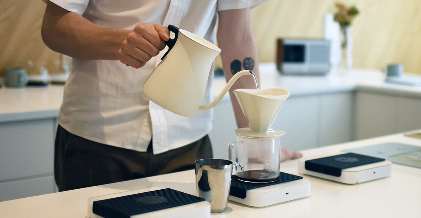  Using POUR OVER KETTLE to make drip coffee with OCT brewer and coffee server  