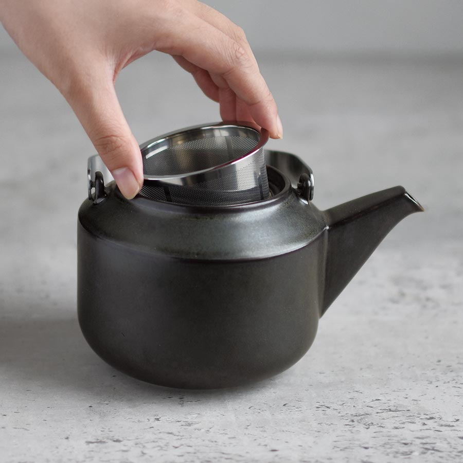  LT teapot in black with stainless steel strainer  