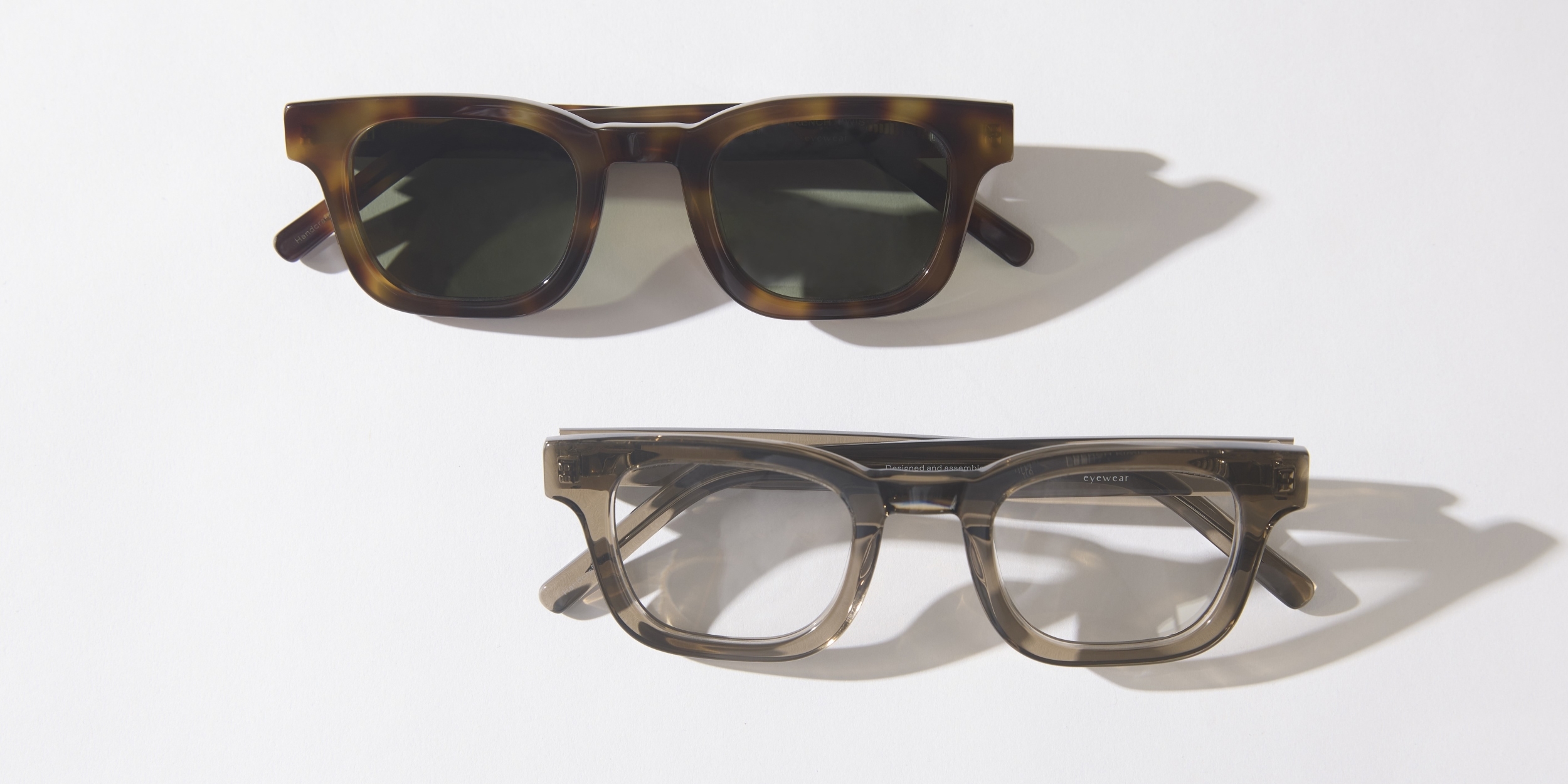 Photo Details of Émile Marron Tortoise Reading Glasses in a room
