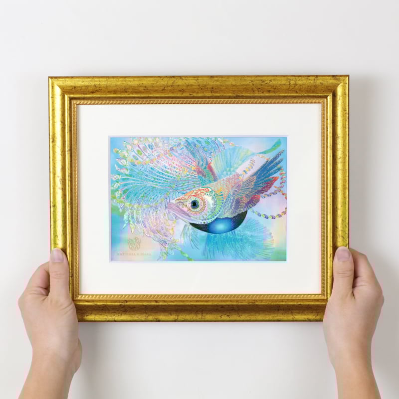 グッズ_艶金盛り 「鯤」額付き_展示イメージ