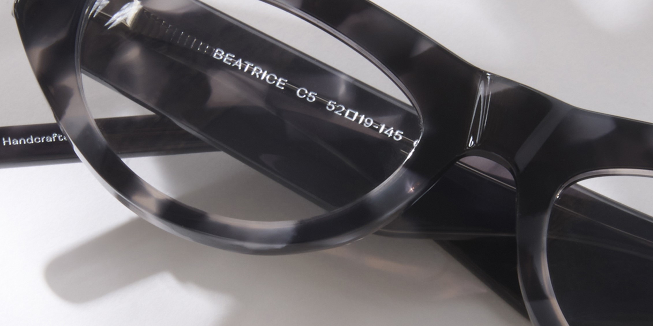 Photo Details of Béatrice Havana Tortoise Reading Glasses in a room