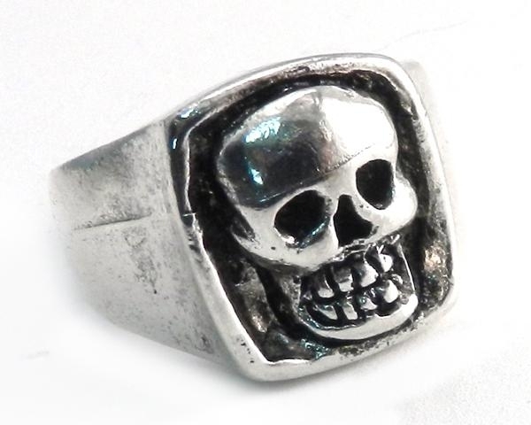 r17-giant-skull-ring-product-detail-image