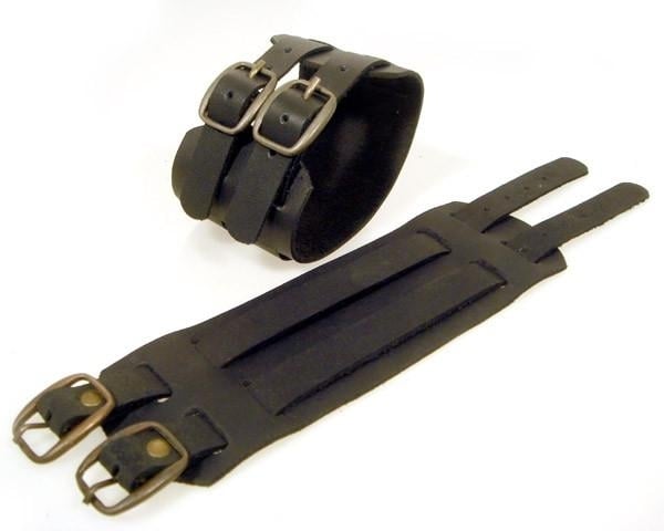 pv3209blk-black-buckle-leather-cuff-bracelet-with-product-detail-image