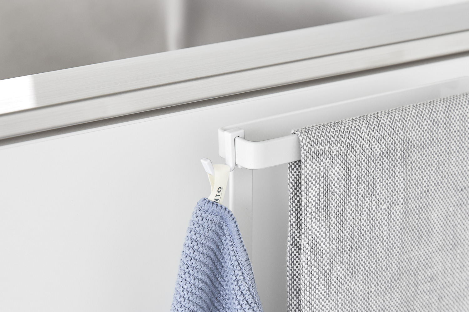 Schwebender Handtuchhalter : Bequeme Aufbewahrung am Waschbecken