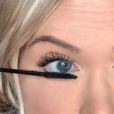 Now, hold the wand horizontally & apply to lower lashes
